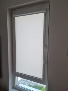 Roleta materiałowa w kasecie z prowadnicami biała - Suchy Las